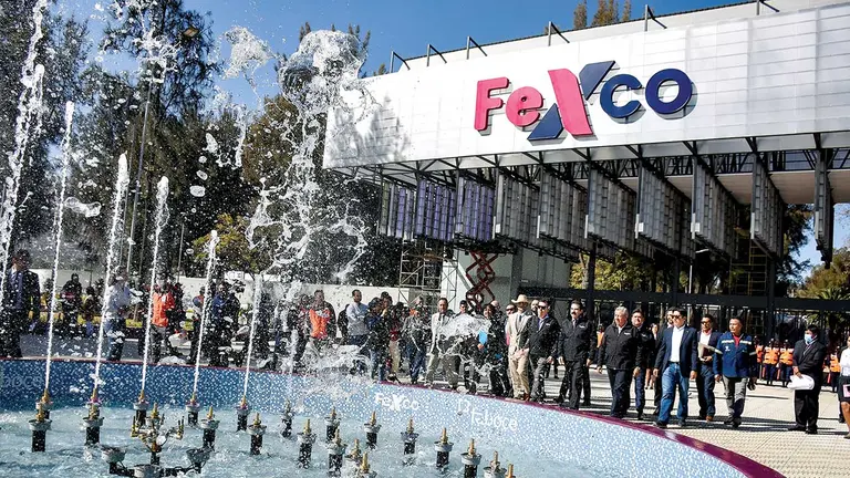 Las autoridades en la inspecci&oacute;n, en el ingreso a la FEXCO, este 5 de junio./ DICO SOL&Iacute;S