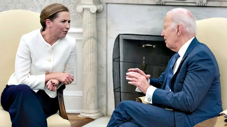 El presidente Joe Biden y la primera ministra de Dinamarca, Mette Frederiksen, en el Despacho Oval de la Casa Blanca./ EFE