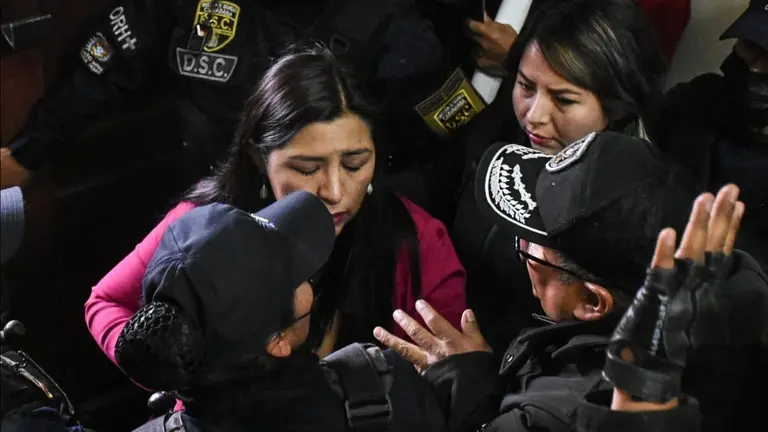Personal de Seguridad y funcionarios del Concejo escoltan a Claudia Flores. DICO SOL&Iacute;S