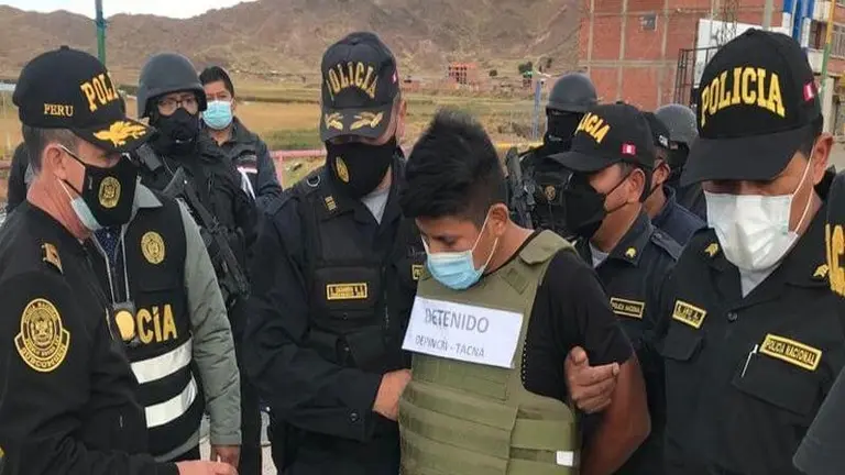 Imagen referencial de polic&iacute;as peruanos junto a un antisocial. ARCHIVO