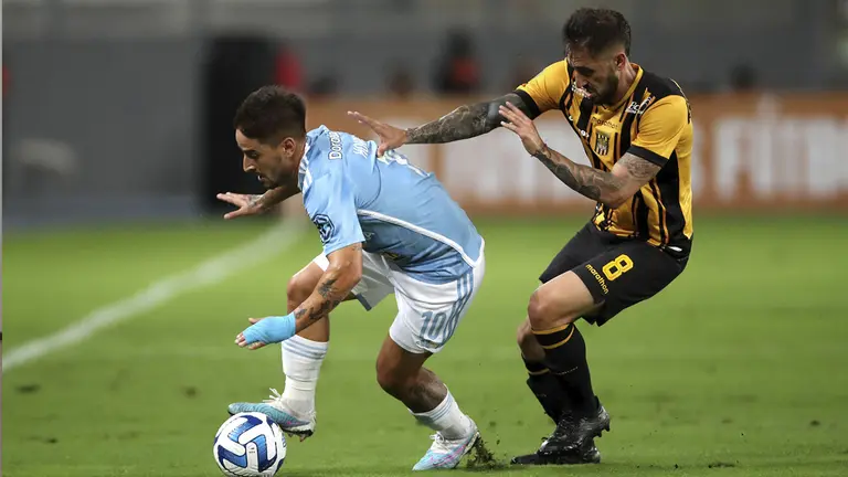 Alejandro Hohberg (i) de Sporting Cristal disputa el bal&oacute;n con Luciano Ursino (d) de The Strongest durante un partido por la fase de grupos de la Copa Libertadores entre el Sporting Cristal peruano y The Strongest de Bolivia, el 2 de mayo de 2023./ EFE