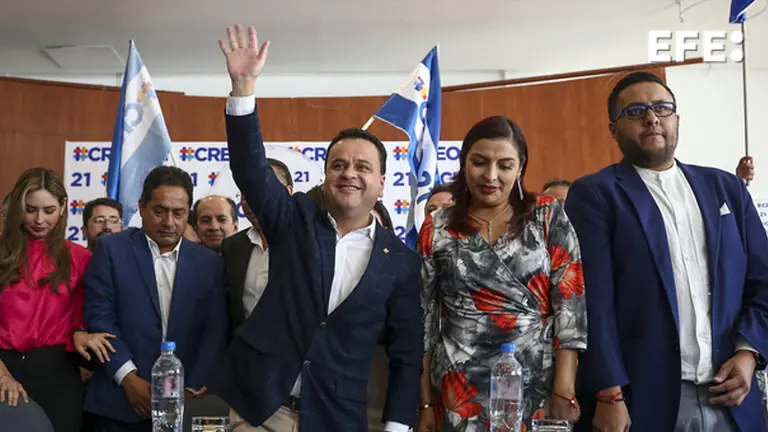 El presidente del movimiento pol&iacute;tico Creando Oportunidades (CREO), Esteban Bernal (c), saluda este 6 de junio de 2023 durante una rueda de prensa en Quito (Ecuador)./ EFE