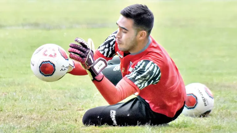 Bruno Poveda atrapa un bal&oacute;n durante una pr&aacute;ctica de Wilstermann en Alalay./ NO&Eacute; PORTUGAL