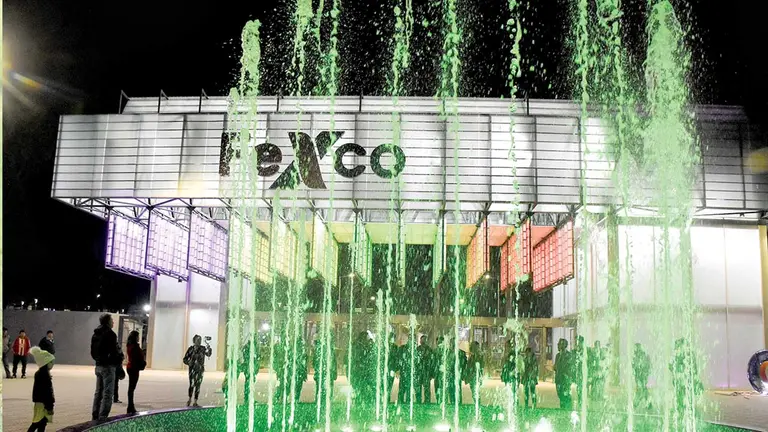La fuente y p&oacute;rtico de ingreso a la FEXCO, en el campo ferial de Alalay./ DICO SOL&Iacute;S