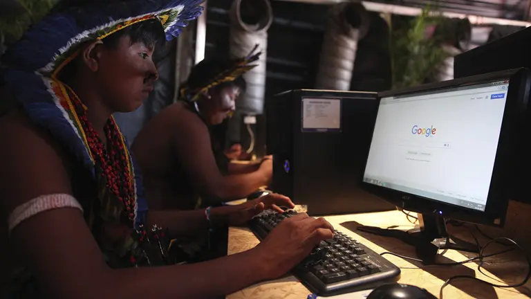 Fotograf&iacute;a de archivo en la que se registr&oacute; a un par de ind&iacute;genas brasile&ntilde;os de la etnia Manoki al usar ordenadores y el navegador de Google, en Palmas (Brasil). EFE