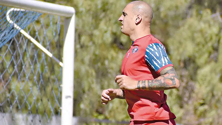 Ariel Nahuelp&aacute;n realiza un entrenamiento con Wilstermann en la cancha principal del Imperio Escarlata en Alalay. / DICO SOL&Iacute;S