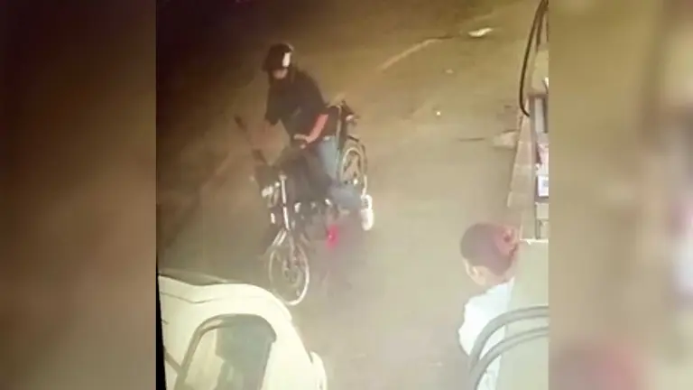 Imágenes de cámara de seguridad captan a delincuente que robó en el surtidor./ FACEBOOK