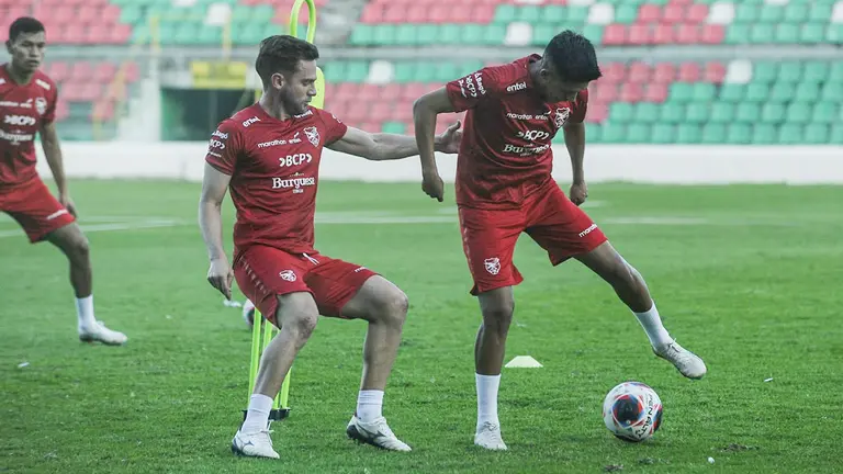 Jugadores de la selecci&oacute;n boliviana, durante la primera sesi&oacute;n./ APG