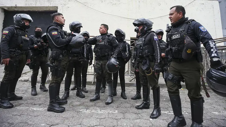 Integrantes de la polic&iacute;a nacional de Ecuador esperan, frente a la c&aacute;rcel de El Inca, en Quito (Ecuador), este 8 de junio de 2023./ EFE