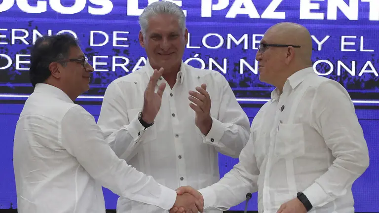 El presidente de Colombia Gustavo Petro (i), saluda a Antonio Garc&iacute;a (d), jefe m&aacute;ximo de la guerrilla del ELN./ EFE