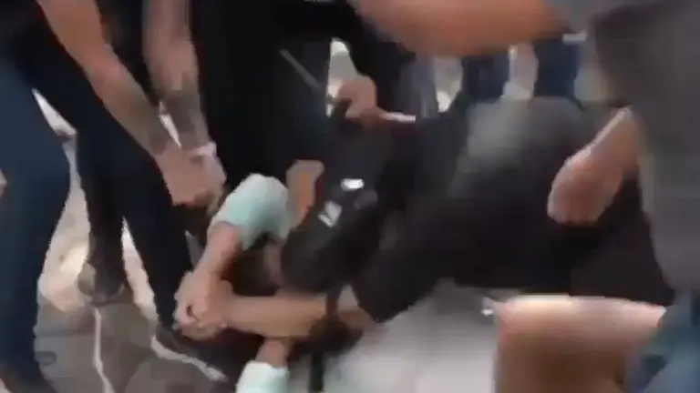 La asambleista cruce&ntilde;a Muriel Cruz cuando es golpeada por un tumulto de personas./ CAPTURA DE VIDEO