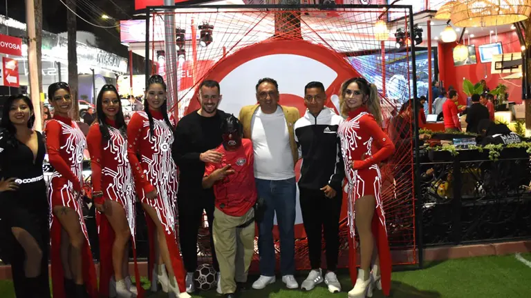 Autoridades de Comteco y jugadores de Wilstermann, en la Feria./ NO&Eacute; PORTUGAL