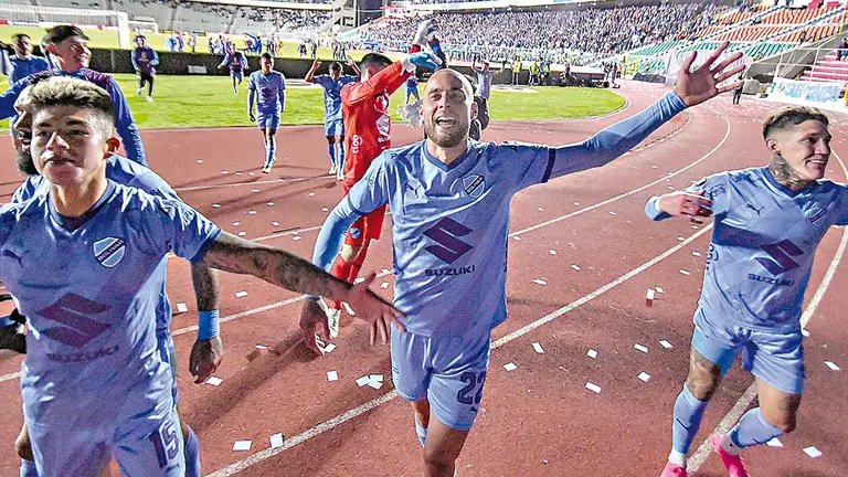 Jugadores de Bolívar celebran con su hinchada una victoria anterior en la Copa Libertadores de América, junto a su hinchada en el Hernando Siles./ APG