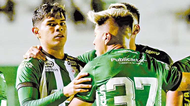 Futbolistas de Oriente Petrolero festejan una  conquista en un duelo pasado./ APG