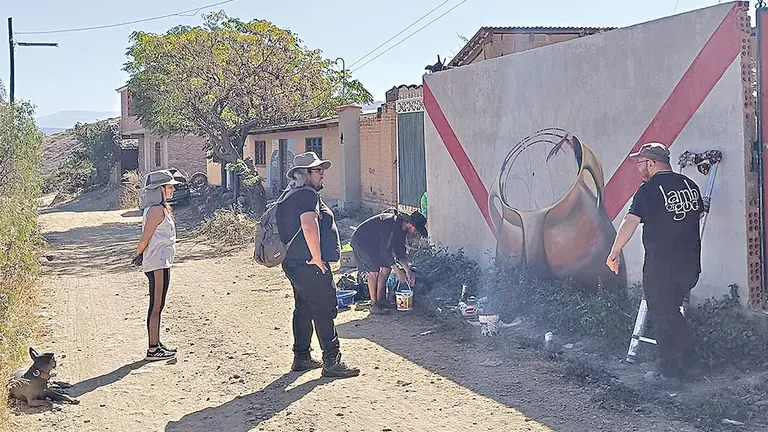 El lienzo de un cántaro da color a un muro de Catachilla./ ALCALDÍA SANTIVÁÑEZ