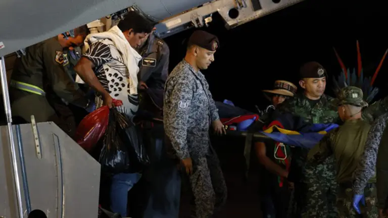 Militares trasladan al hospital a ni&ntilde;os que sobrevivieron 40 d&iacute;as en la selva colombiana./HCH TELEVISI&Oacute;N DIGITAL