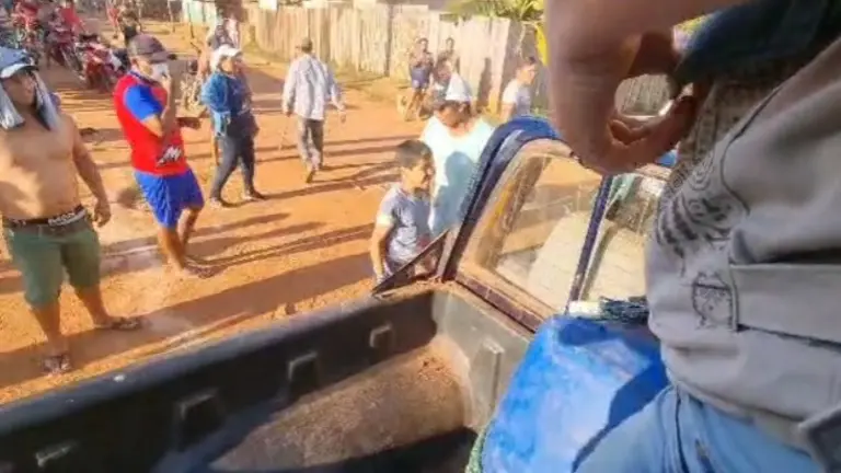 Turba ataca a trabajadores de la ANH y BTV. Captura de video de BTV