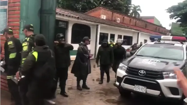 Acusados por agresi&oacute;n a asamble&iacute;sta son trasladados al Palacio de Justicia de Santa Cruz bajo fuerte resguardo policial./CAPTURA DE VIDEO