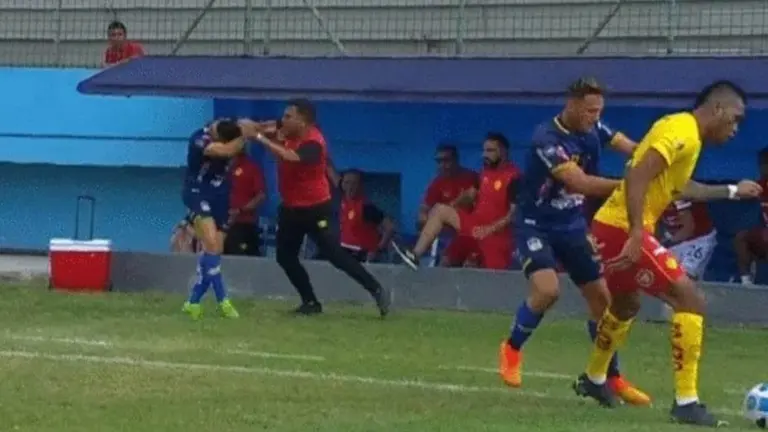 Cesar Farías a los golpes con jugador de Delfín SC en Ecuador.