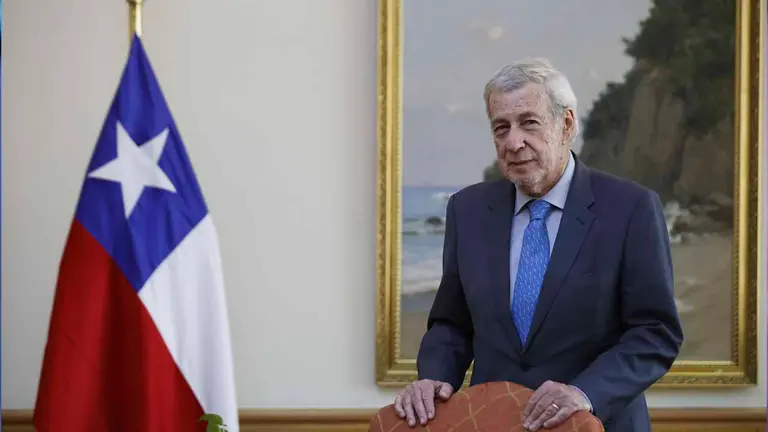 Fotograf&iacute;a de archivo en la que se registr&oacute; al ministro de Relaciones Exteriores de Chile, Alberto Van Klaveren, durante una entrevista con EFE, en Santiago de Chile. EFE