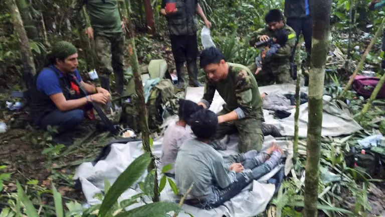 Fotograf&iacute;a cedida el pasado 9 de junio por las Fuerzas Militares de Colombia en la que se registr&oacute; a soldados e ind&iacute;genas mientras atienden a los ni&ntilde;os que sobrevivieron a la ca&iacute;da de una avioneta y fueron rescatados en la selva 40 d&iacute;as despu&eacute;s./ EFE