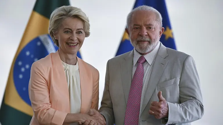 El presidente de Brasil, Luiz In&aacute;cio Lula da Silva, saluda a la presidenta de la Comisi&oacute;n Europea, Ursula von der Leyen, durante reuni&oacute;n hoy en el Palacio del Planalto. en Brasilia (Brasil)./ EFE