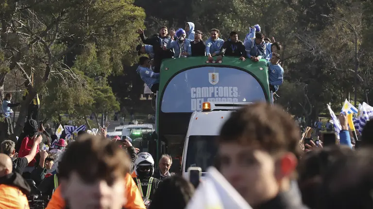 Los integrantes de la selecci&oacute;n de f&uacute;tbol sub'20 de Uruguay, campeones del Mundial FIFA de la categor&iacute;a, fueron registrados este lunes, 12 de junio, al recorrer en un bus descapotado las calles de Montevideo./ EFE