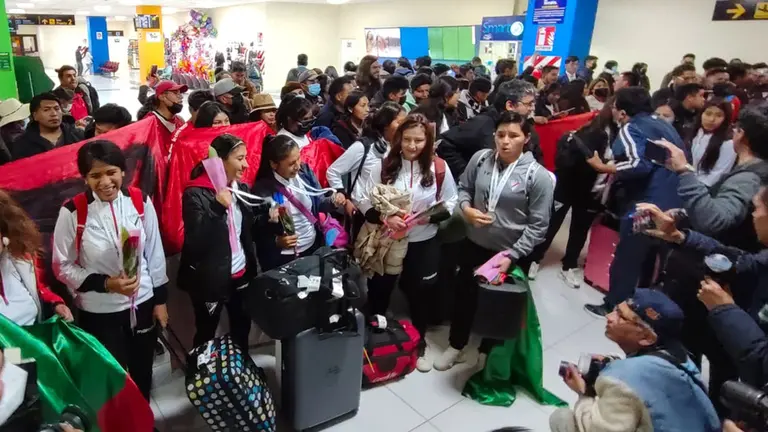 Jugadoras de Always Ready, a su llegada a El Alto./ GAMEA