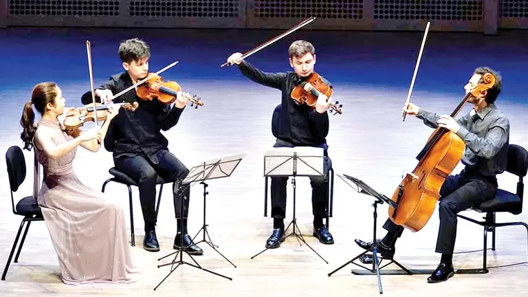 Estudiantes de la Academia Menuhin el escenario, tocando una pieza de Mozart./ IMMA