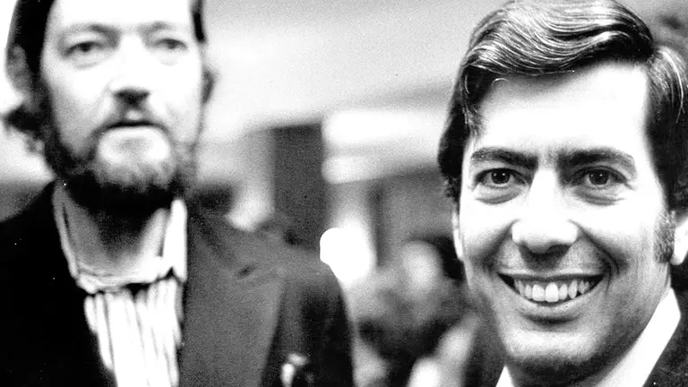 Los escritores Julio Cort&aacute;zar y Mario Vargas Llosa./ CLAR&Iacute;N