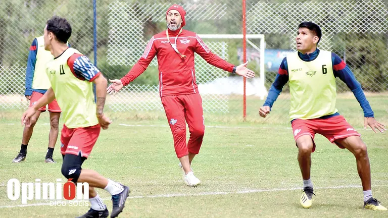 Cristian D&iacute;az da indicaciones a sus pupilos, durante una pr&aacute;ctica de Wilstermann en la cancha principal de Alalay./ DICO SOL&Iacute;S