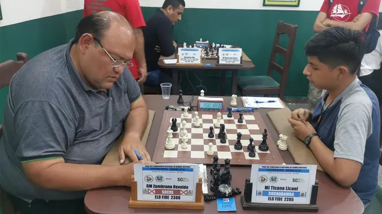 GM Osvaldo Zambrana y MI Licael Ticona en un partida de ajedrez./LA RAZ&Oacute;N