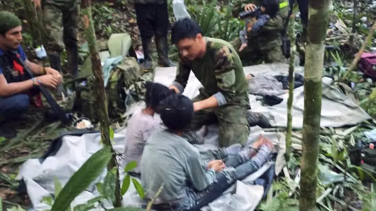 Fotograf&iacute;a cedida el pasado 9 de junio por las Fuerzas Militares de Colombia en la que se registr&oacute; a soldados e ind&iacute;genas mientras atienden a los ni&ntilde;os que sobrevivieron a la ca&iacute;da de una avioneta y fueron rescatados en la selva 40 d&iacute;as despu&eacute;s./ EFE