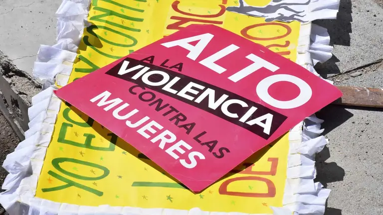 Vista de un cartel de rechazo a la violencia contra las mujeres en El Alto, en una fotografía de archivo./ EFE