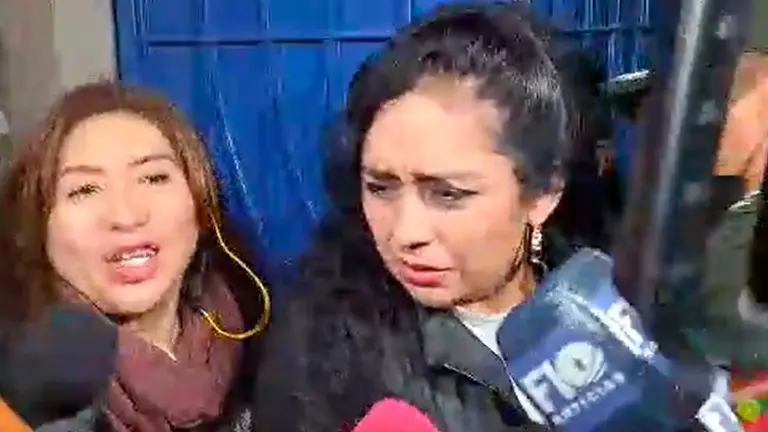 Claudia Cortez cuando sale de la Fiscalía./ ERBOL