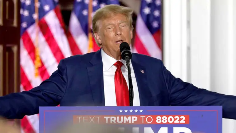 El expresidente de Estados Unidos Donald Trump habla durante un evento de campaña en Bedminster, Nueva Jersey (EEUU), este 13 de junio de 2023./ EFE