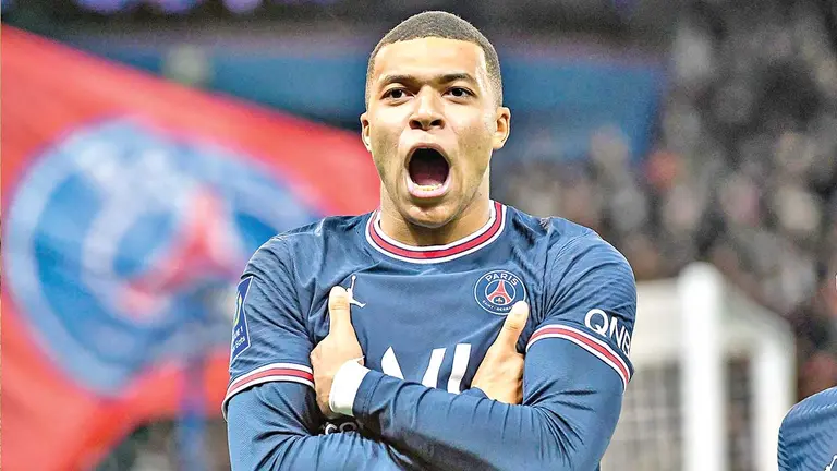 Kylian Mbapp&eacute; festeja una conquista para el PSG, durante un compromiso de la pasada temporada 2022-2023./ ELNACIONAL.CAT