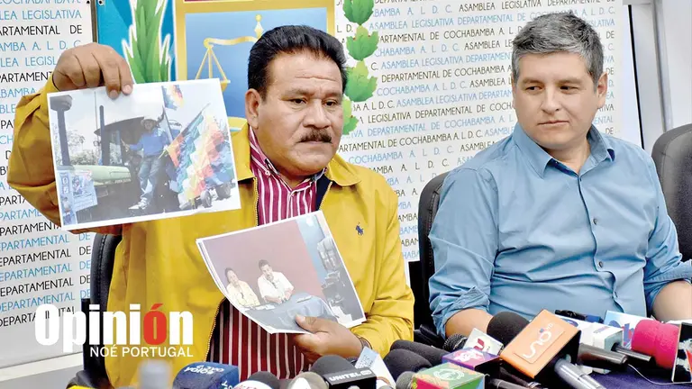 El asamble&iacute;sta Juan Carlos Irahola, junto a su colega Sergio de la Zerda, expone fotograf&iacute;as para demostrar que es del MAS./ NO&Eacute; PORTUGAL
