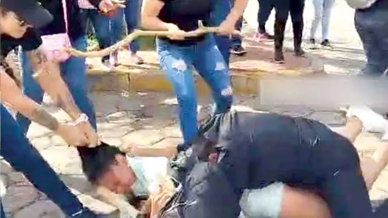 Momento de la agresi&oacute;n a la asamble&iacute;sta Muriel Cruz./ CAPTURA DE PANTALLA