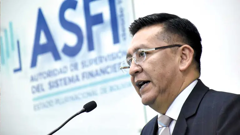 El director de la ASFI, Reynaldo Yujra, en conferencia de prensa./ ABI