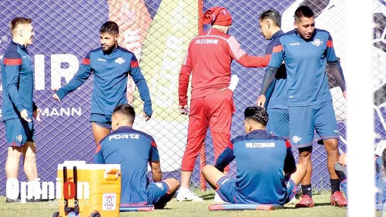 Un entrenamiento de Wilstermann, que se desarroll&oacute; en la cancha principal de su
complejo de Alalay./ DICO SOL&Iacute;S