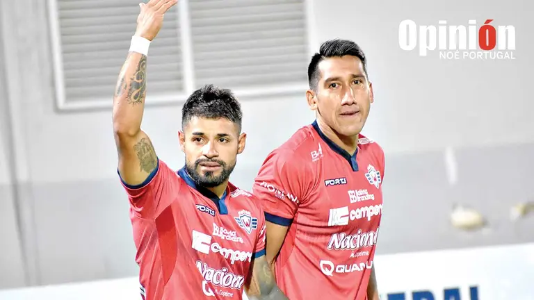 Gabriel Esparza y Cristhian Machado festejan un gol del Aviador./ NO&Eacute; PORTUGAL