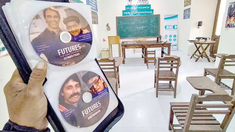 Los discos con los episodios de "Futures", la producci&oacute;n con Jaime Escalante./ NO&Eacute; PORTUGAL