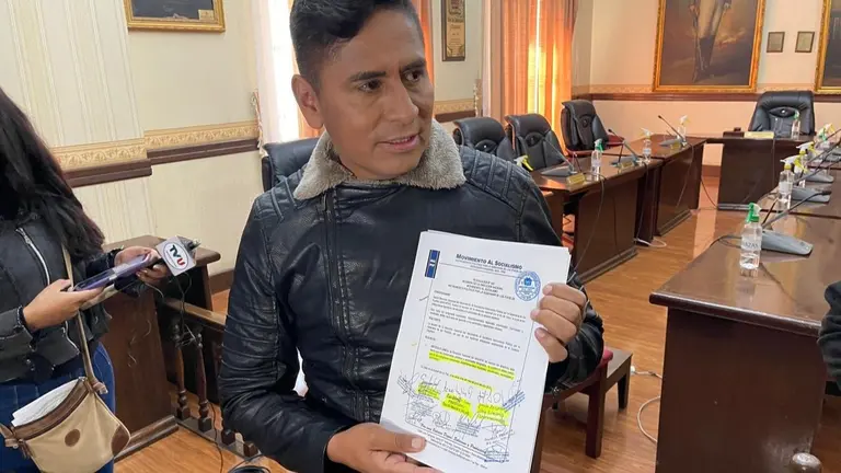 El concejal Joel Flores muestra una de las resoluciones del MAS sobre su expulsi&oacute;n. ALEJANDRO ORELLANA