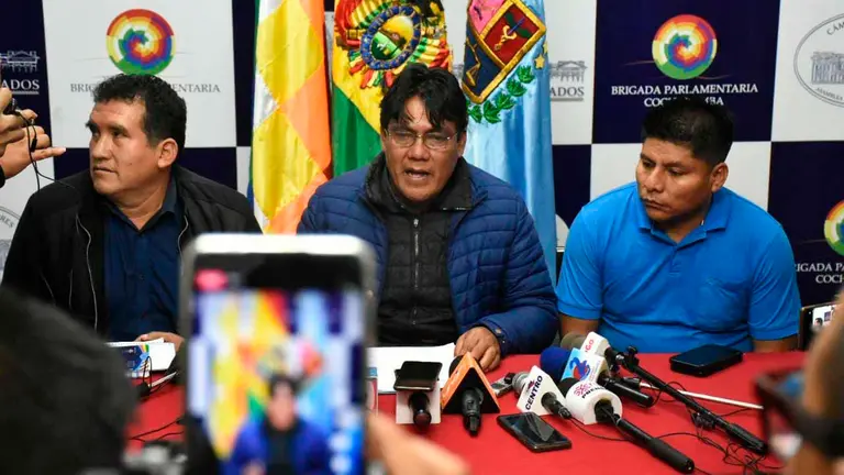 Los diputados Jhonny Prado y H&eacute;ctor Arce junto al senador Leonardo Loza en conferencia de prensa. Dico Sol&iacute;s