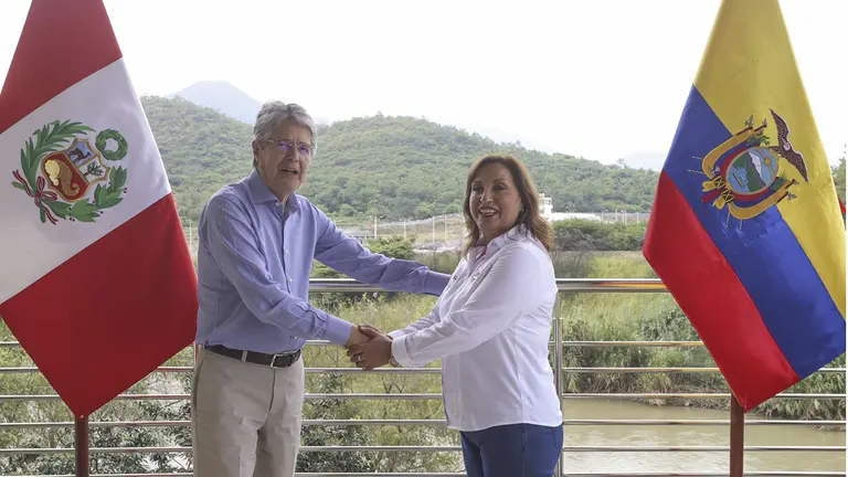 Fotograf&iacute;a cedida por la Presidencia del Per&uacute; que muestra a la mandataria Dina Boluarte (d), durante un encuentro con el presidente de Ecuador, Guillermo Lasso, hoy, en La Tina (Per&uacute;)./ EFE