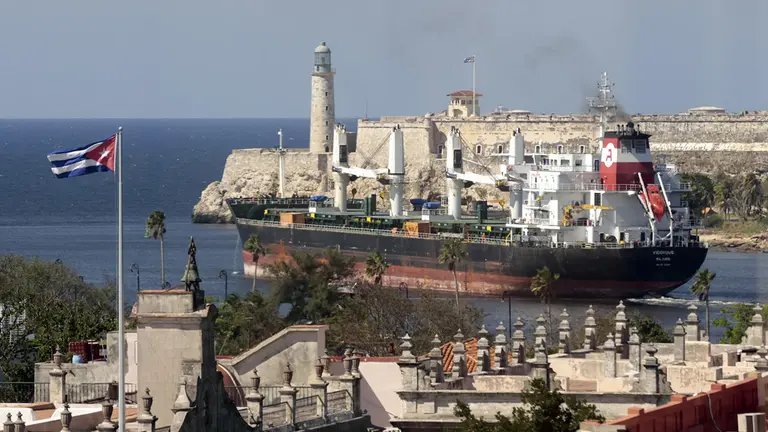Fotograf&iacute;a de archivo de un barco pasando por la entrada de la bah&iacute;a en La Habana (Cuba)./ EFE