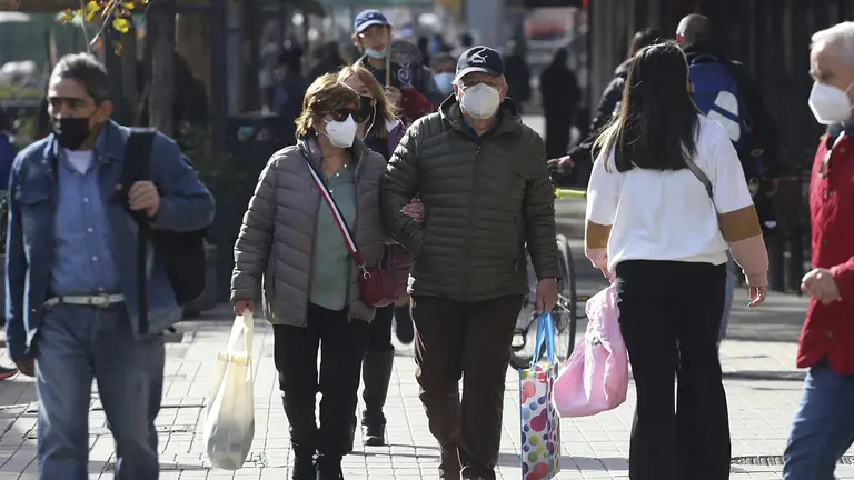 Fotograf&iacute;a de archivo, tomada en junio de 2012, en la que se registr&oacute; a un grupo de transe&uacute;ntes al caminar con mascarillas por una calle de Santiago de Chile. EFE