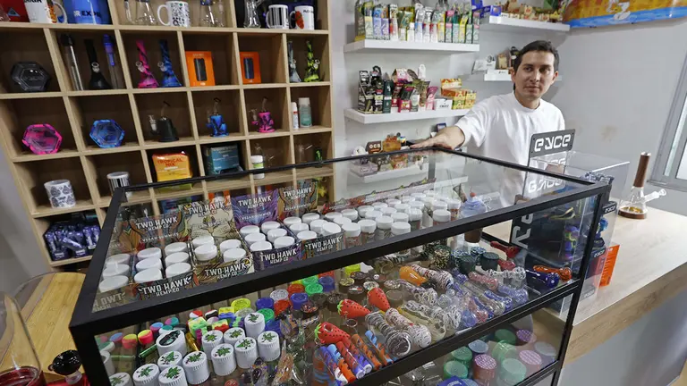 El fundador de la tienda experta en productos de cannabis FloraHigh Alejandro Romero posa para una fotograf&iacute;a el 13 de junio del 2023, en Bogot&aacute; (Colombia)./ EFE