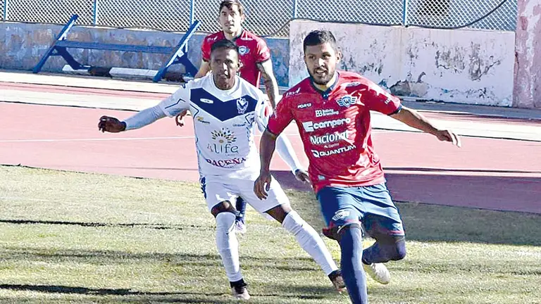 Adriel Fern&aacute;ndez (d), en una acci&oacute;n de juego./ CLUB WILSTERMANN